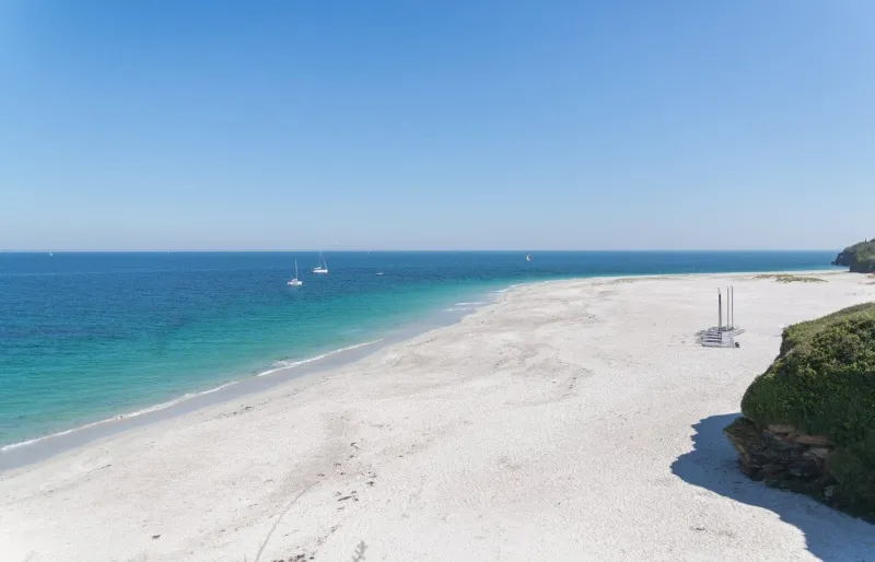 Plage des Grands Sables sur l’île de Groix dans le Morbihan avec sable blanc et eau turquoise