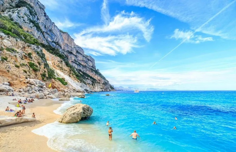 Plage paradisiaque aux eaux turquoise en Sardaigne idéale pour des vacances en famille
