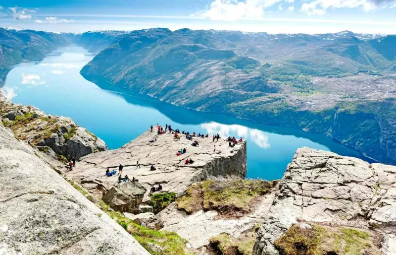 La vue panoramique depuis le Preikestolen qui domine le Lysefjord