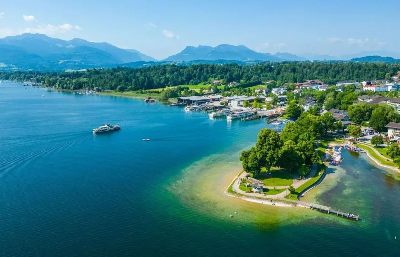 Vue aérienne de Prien am Chiemsee au bord du lac Chiemsee en Bavière