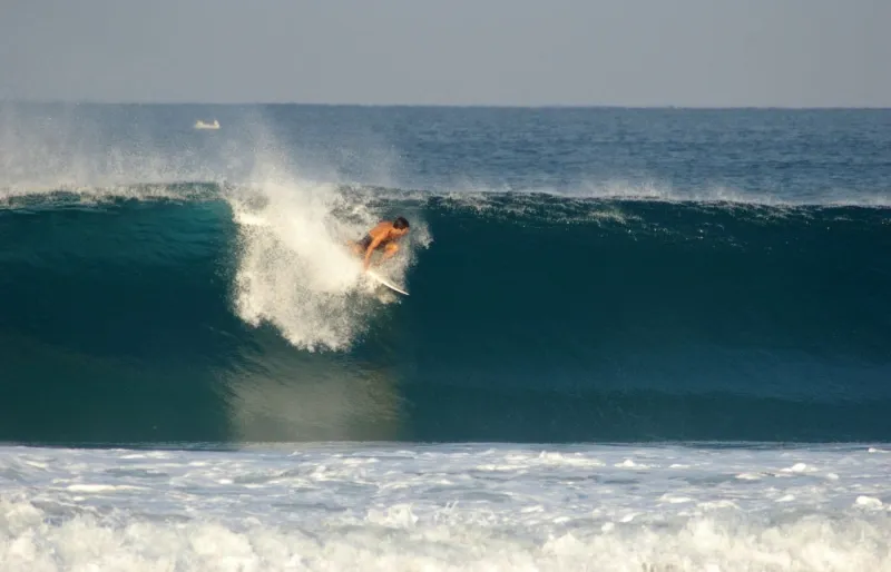 Vagues de Puerto Escondido au Mexique, célèbre beach break du Pacifique prisé des surfeurs de grosses vagues