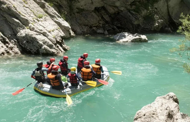 Rafting dans les gorges du Verdon avec rapides et falaises spectaculaires en Provence