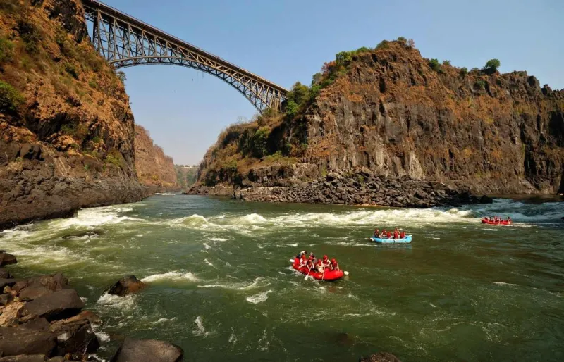 Rafting extrême sur le fleuve Zambèze près des chutes Victoria avec rapides de classe V