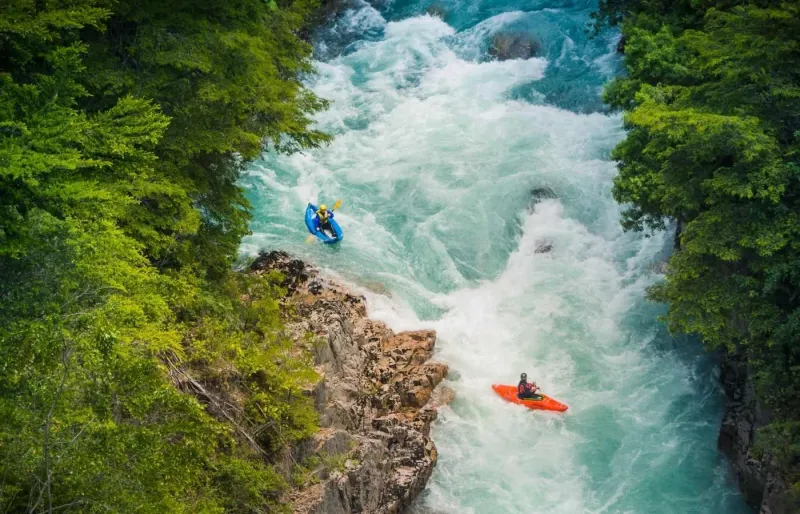 Kayak sur le rio Futaleufú en Patagonie au Chili dans des eaux turquoise et puissantes