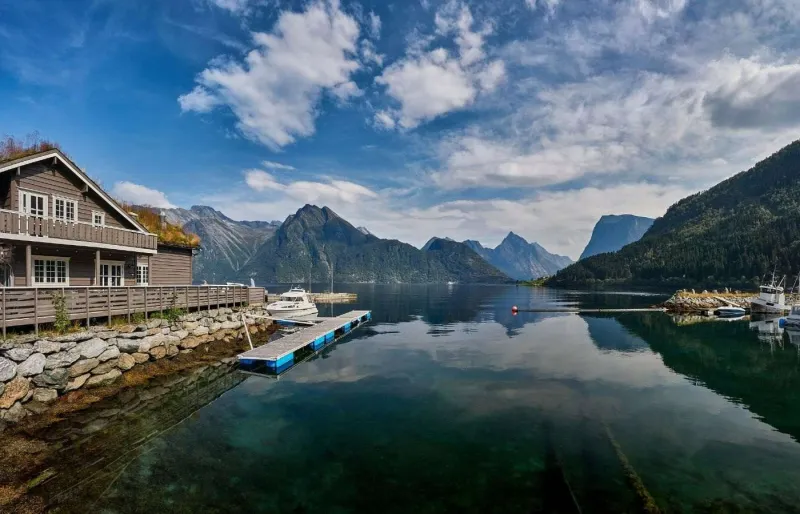 Le village de Sæbø au bord du Hjørundfjord en Norvège entouré de montagnes des Alpes de Sunnmøre