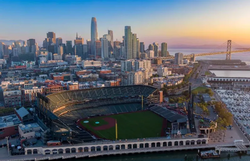 Oracle Park sur le front de mer de San Francisco avec la skyline et le Bay Bridge en arrière-plan