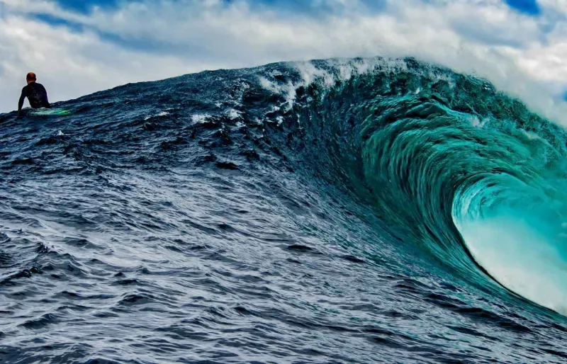 Vague puissante à Shipstern Bluff en Tasmanie, célèbre reef break australien réputé pour son surf extrême