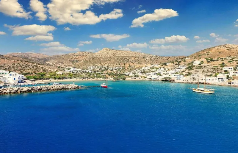 Port d’Alopronia et plage de Livadi sur l’île de Sikinos dans les Cyclades en Grèce