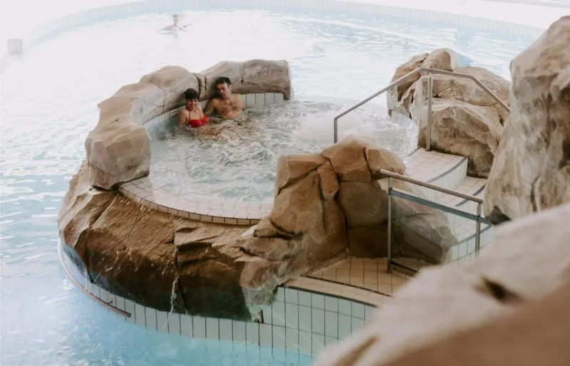 Bassin thermal au spa Royatonic près de Clermont-Ferrand