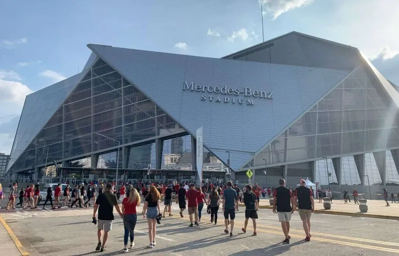Supporters devant le Mercedes-Benz Stadium à Atlanta, réputé pour son architecture futuriste.