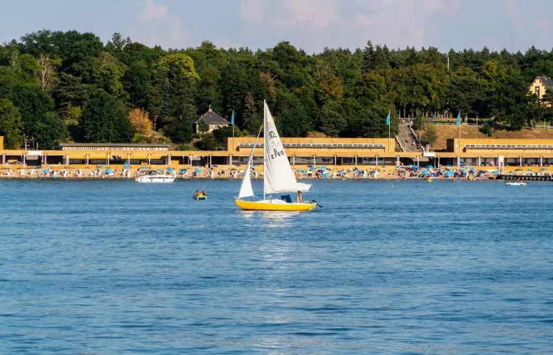 Voilier naviguant sur le lac Wannsee près de Berlin en Allemagne