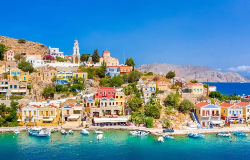 Maisons colorées du port de Symi dans les îles du Dodécanèse en Grèce