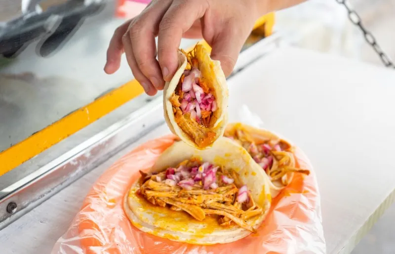 Tacos traditionnels mexicains sur un étal de street food au Mexique.