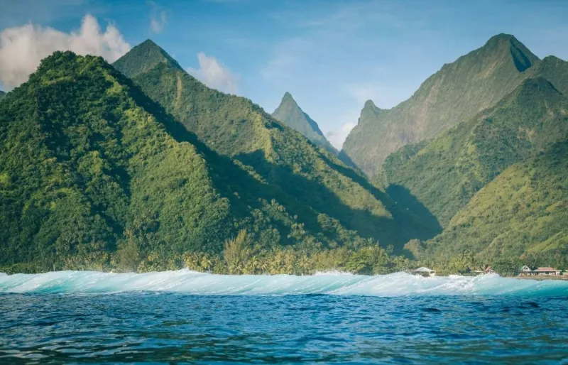 Vague de Teahupo’o à Tahiti, célèbre spot de surf extrême considéré comme la vague la plus dangereuse du monde