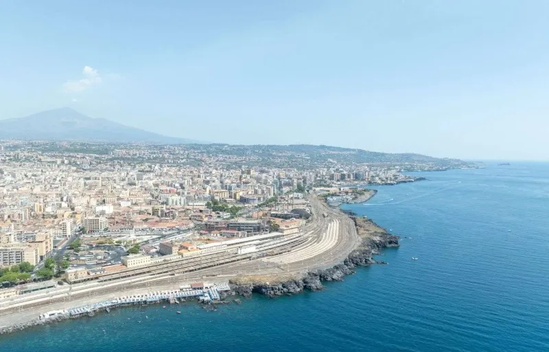 Vue sur la gare de Catane et la côte sicilienne au départ du trajet en train entre la Sicile et la Calabre