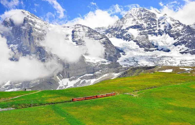 Train à crémaillère de la Jungfrau circulant entre Kleine Scheidegg et le Jungfraujoch dans les Alpes suisses