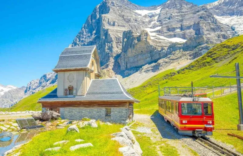 Train de la Jungfrau dans la gare de Kleine Scheidegg