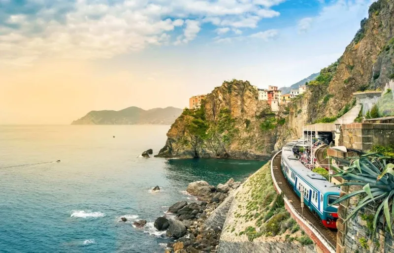 Train longeant la côte ligure sur la Riviera italienne