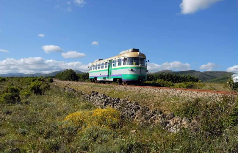 Le Trenino Verde traversant les paysages sauvages de Sardaigne lors d’un voyage en train
