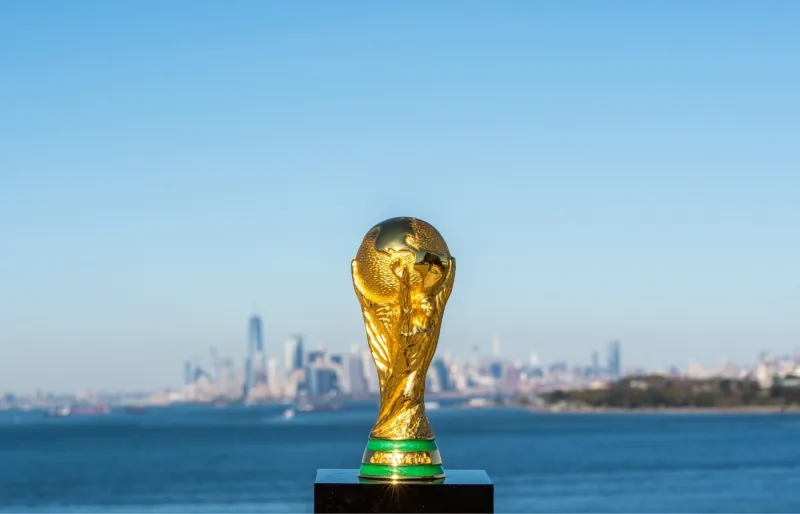 Trophée de la Coupe du monde avec la skyline de New York en arrière-plan