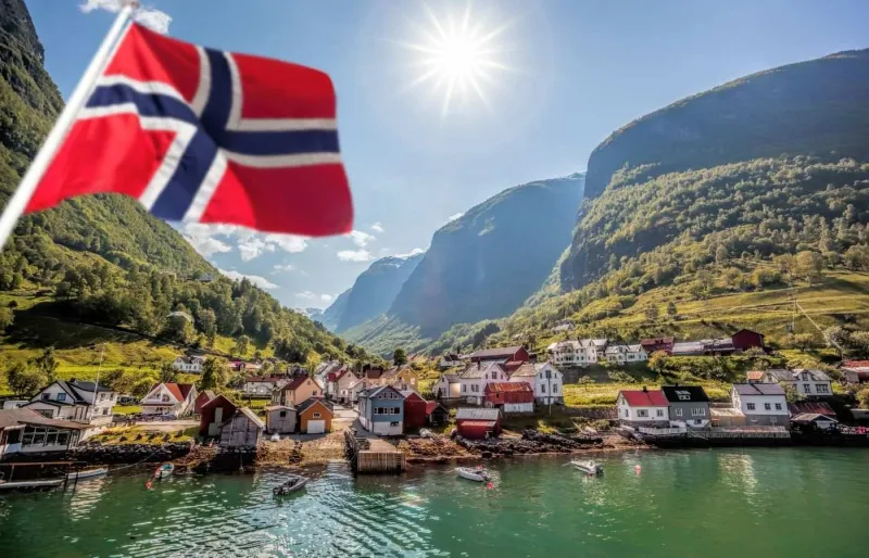 Le village d’Undredal au bord du Sognefjord en Norvège avec maisons colorées et montagnes