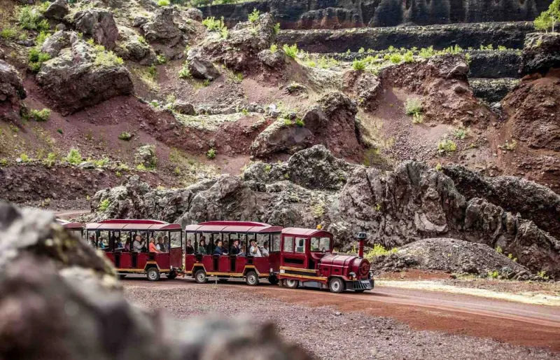 Petit train touristique au volcan de Lemptégy dans la chaîne des Puys