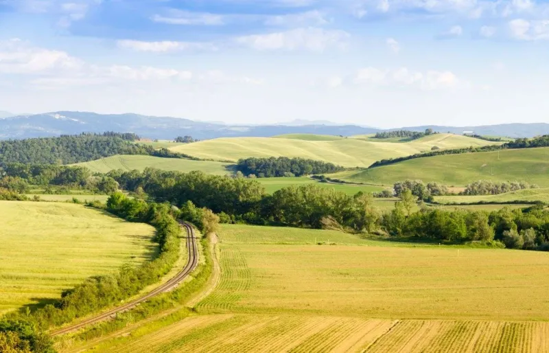 Ligne de train au cœur des paysages vallonnés de Toscane