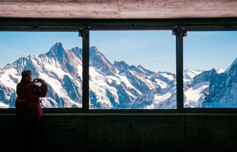 Vue panoramique sur les sommets alpins depuis le tunnel de l’Eiger