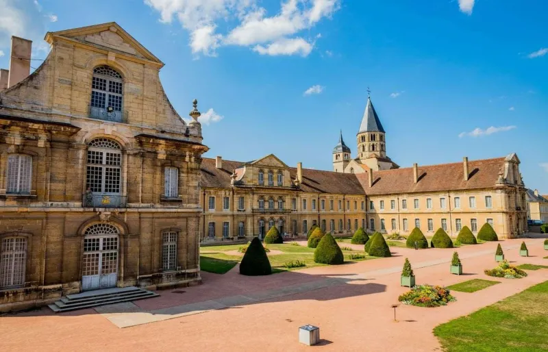 Vue des bâtiments historiques de l’abbaye de Cluny en Bourgogne, ancien centre du plus puissant ordre monastique d’Europe au Moyen Âge