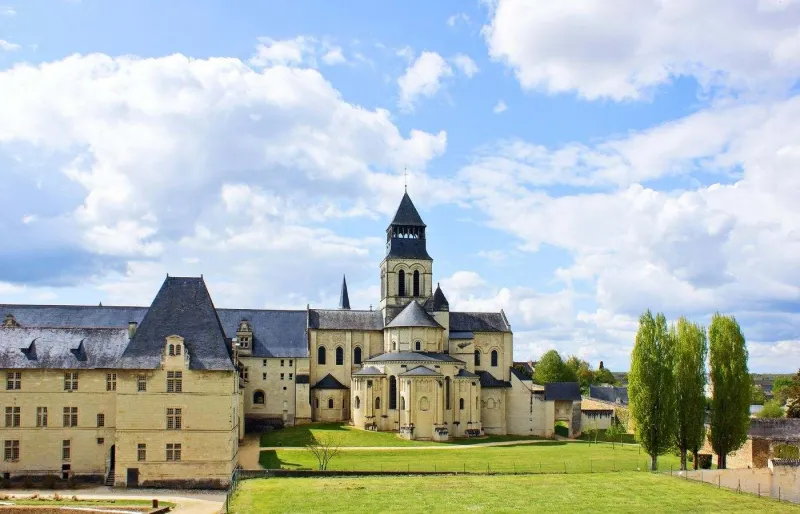 Église abbatiale et bâtiments conventuels de l’abbaye royale de Fontevraud dans le Val de Loire