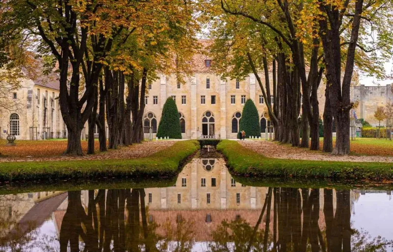 Canal et jardins de l’abbaye de Royaumont à Asnières-sur-Oise, l’une des plus grandes abbayes cisterciennes d’Île-de-France