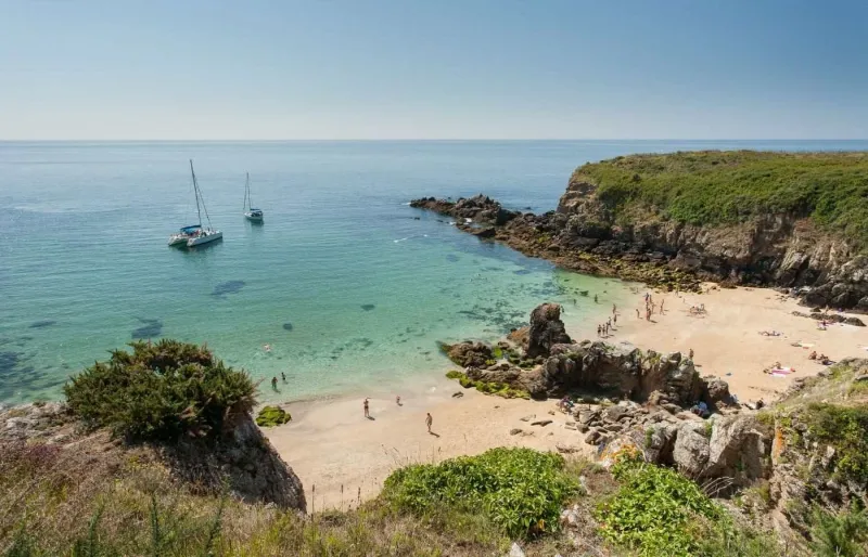 L’Anse des Soux sur l’île d’Yeu avec sa crique de sable blond et ses eaux turquoise