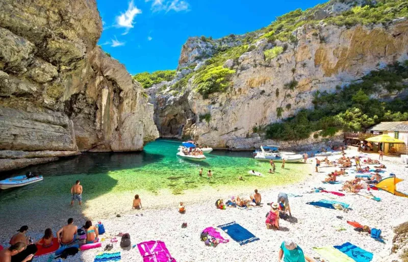 La baie de Stiniva sur l'île de Vis en Croatie, entourée de hautes falaises calcaires