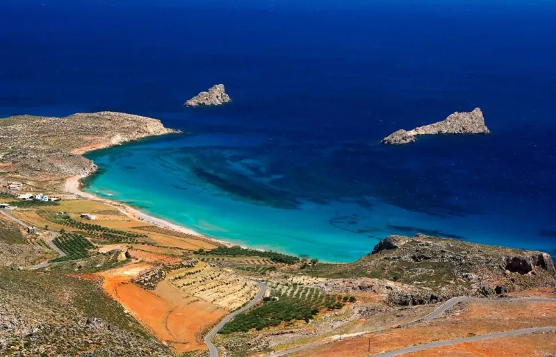 Plage de Xerokambos et îlots rocheux au large dans le sud-est de la Crète
