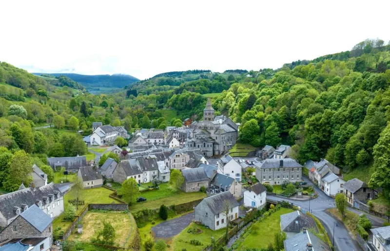 Vue aérienne du village d'Orcival et de la basilique Notre-Dame d'Orcival dans le Puy-de-Dôme.