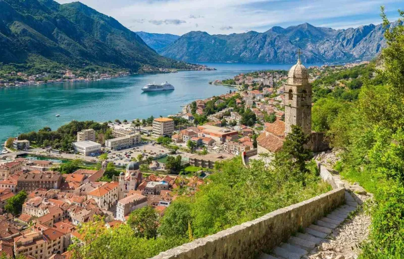 Bateau de croisière dans la baie de Kotor au Monténégro vue depuis les remparts de la vieille ville
