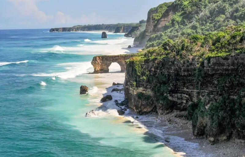 Arche rocheuse de Bawana Beach sur la côte de Sumba en Indonésie