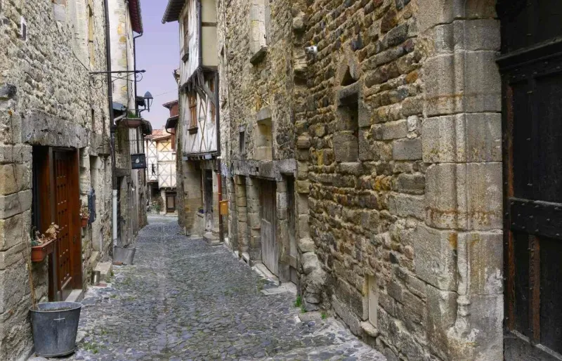 Maisons anciennes de la rue des Boucheries dans le centre historique de Billom, dans le Puy-de-Dôme.