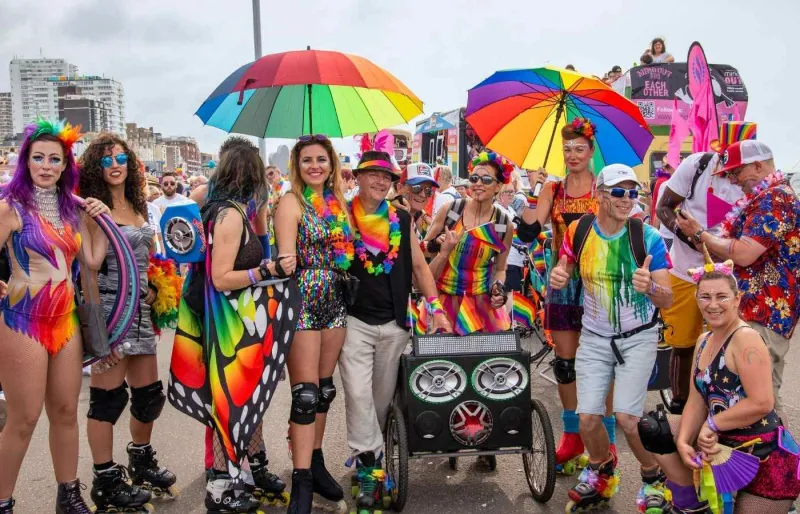 Participants de la Brighton Pride défilant sur le front de mer lors de la marche des fiertés à Brighton.