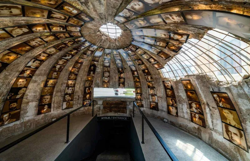 Intérieur de Bunk'Art 2 à Tirana, ancien bunker nucléaire transformé en musée consacré à l'histoire de la dictature communiste en Albanie.