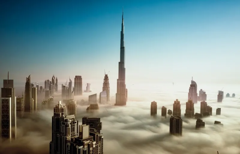 Burj Khalifa dominant la skyline de Dubaï, plus haute tour du monde culminant à 828 mètres