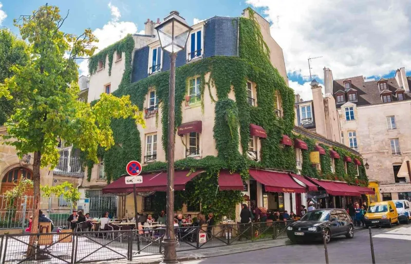 Café avec terrasse dans le quartier du Marais à Paris