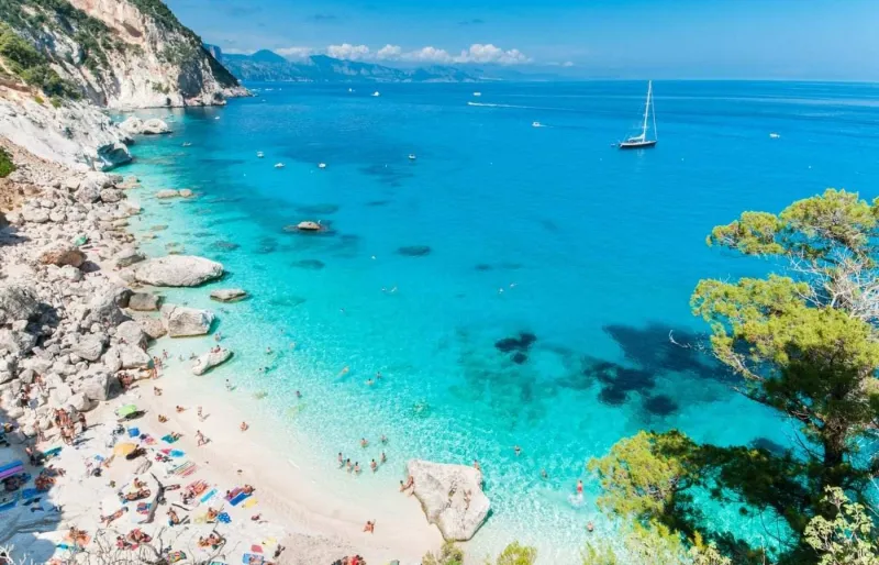 Vue sur la plage de Cala Goloritzè dans le golfe d'Orosei, l'une des plus belles plages de Sardaigne.
