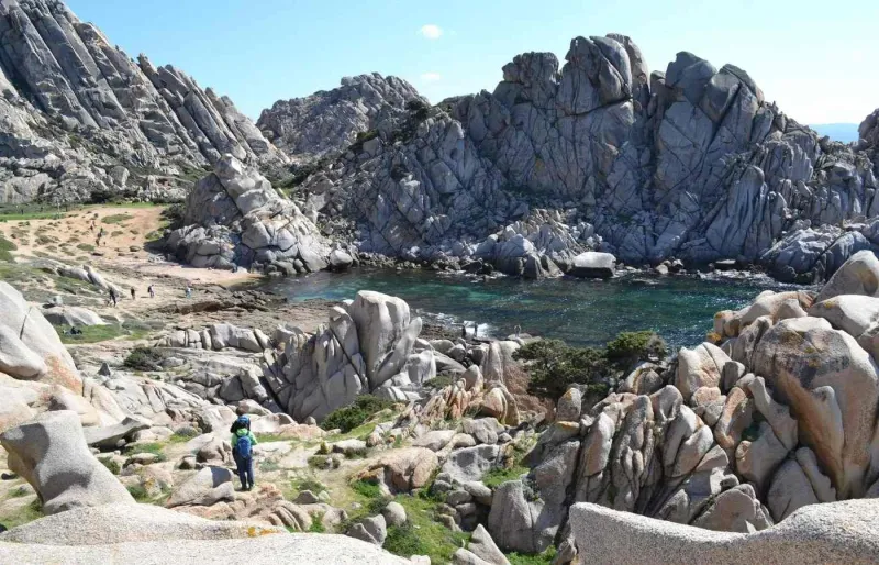 Randonneurs dans la Valle della Luna à Capo Testa, entre chaos granitiques et criques aux eaux turquoise