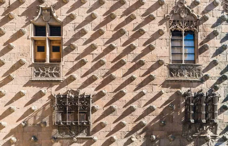 Façade de la Casa de las Conchas ornée de coquilles Saint-Jacques à Salamanque en Espagne