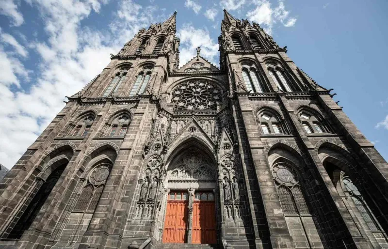 Façade de la cathédrale Notre-Dame-de-l'Assomption de Clermont-Ferrand construite en pierre de Volvic