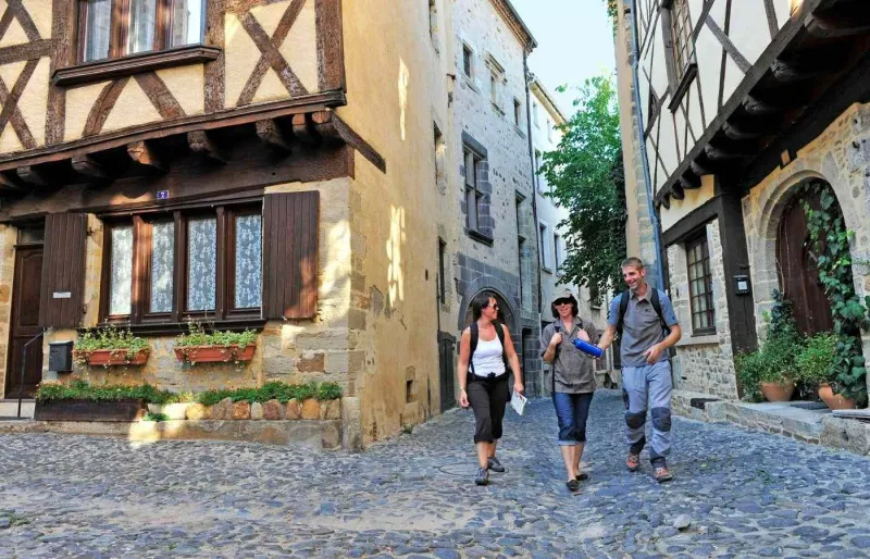 Visiteurs dans une ruelle du centre historique de Billom, la Petite Toscane d'Auvergne, dans le Puy-de-Dôme.