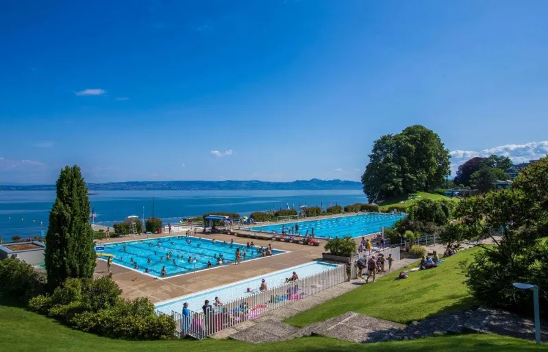 Le Centre nautique d'Évian-les-Bains avec ses bassins extérieurs face au lac Léman