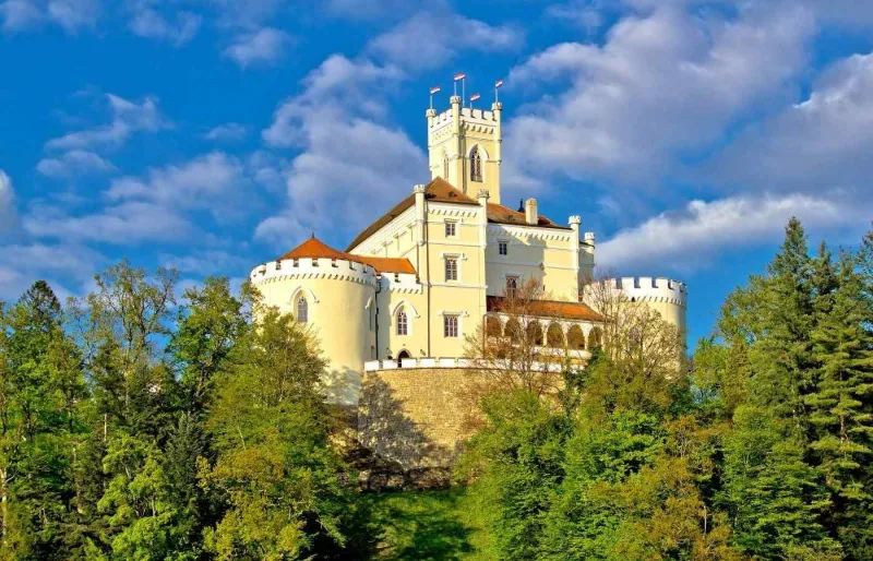 Le château de Trakošćan perché sur une colline dans la région de Zagorje en Croatie