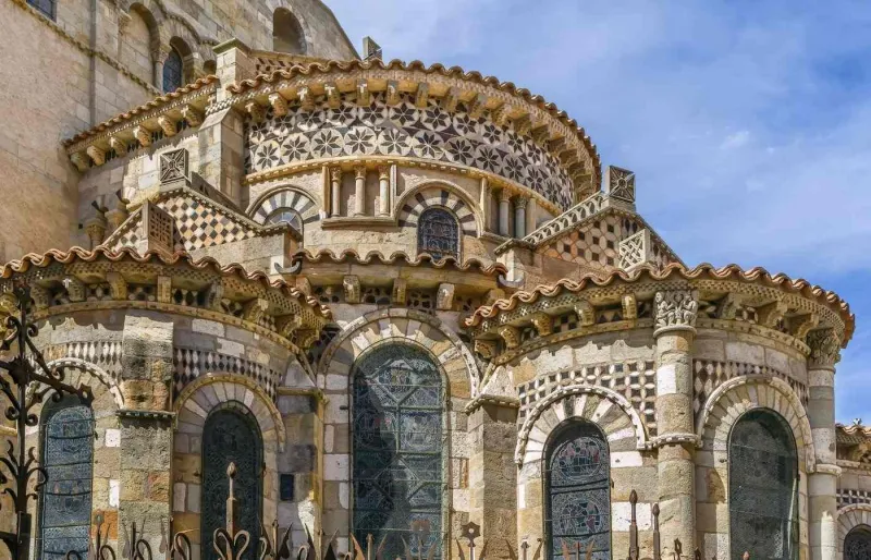 Chevet de la basilique Notre-Dame-du-Port à Clermont-Ferrand avec ses mosaïques romanes